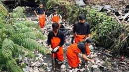 Pandawara Group Membersihkan sampah di sungai/detik.com