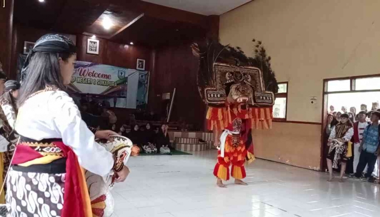 Kesenian Reog di SMPN 1 Sukapura-Kab. Probolinggo Dilatih Oleh Alumni. Sumber: Dokpri 