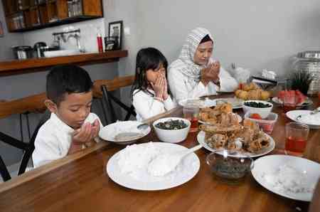 ilustrasi gambar saat  keluarga berdoa bersama menjelang  berbuka puasa. Gambar dari theaseanparent.id