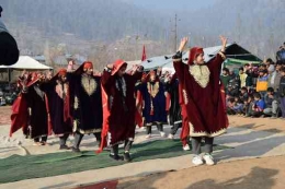 Kelompok penari pada acara Winter Tribal Festival di kampung Ketson, Bandipora distrik di Jammu dan Kashmir. | Sumber: kashmirconvenor.com