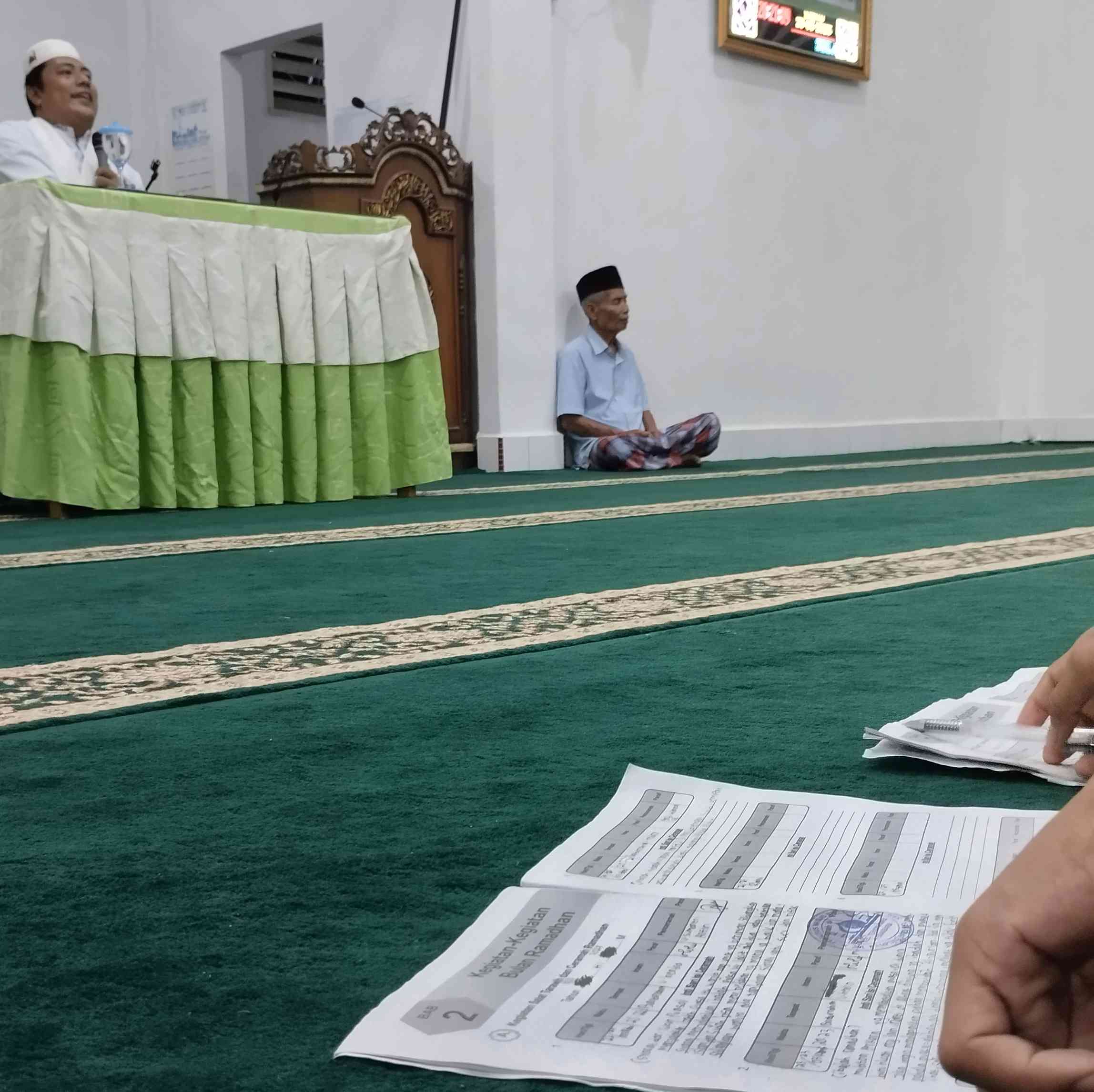 Siswa jadi terdorong untuk selalu ke masjid daripada berkeliaran diluar. (Foto Akbar Pitopang)