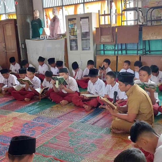 Salah satu bentuk amalan ibadah siswa selama Ramadhan yakni tadarus Al-Qur'an. (Foto Akbar Pitopang)