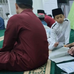 Orang tua yang mengawasi kegiatan anak di masjid selama Ramadhan. (Foto Akbar Pitopang)