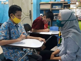 Anak berkebutuhan khusus belajar berhitung di Amanda Learning Center, Karawang, Jawa Barat. Sumber foto : kompas.id