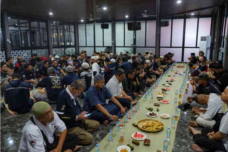 Para bikes menanti waktu berbuka puasa (Doc. Kangmox)