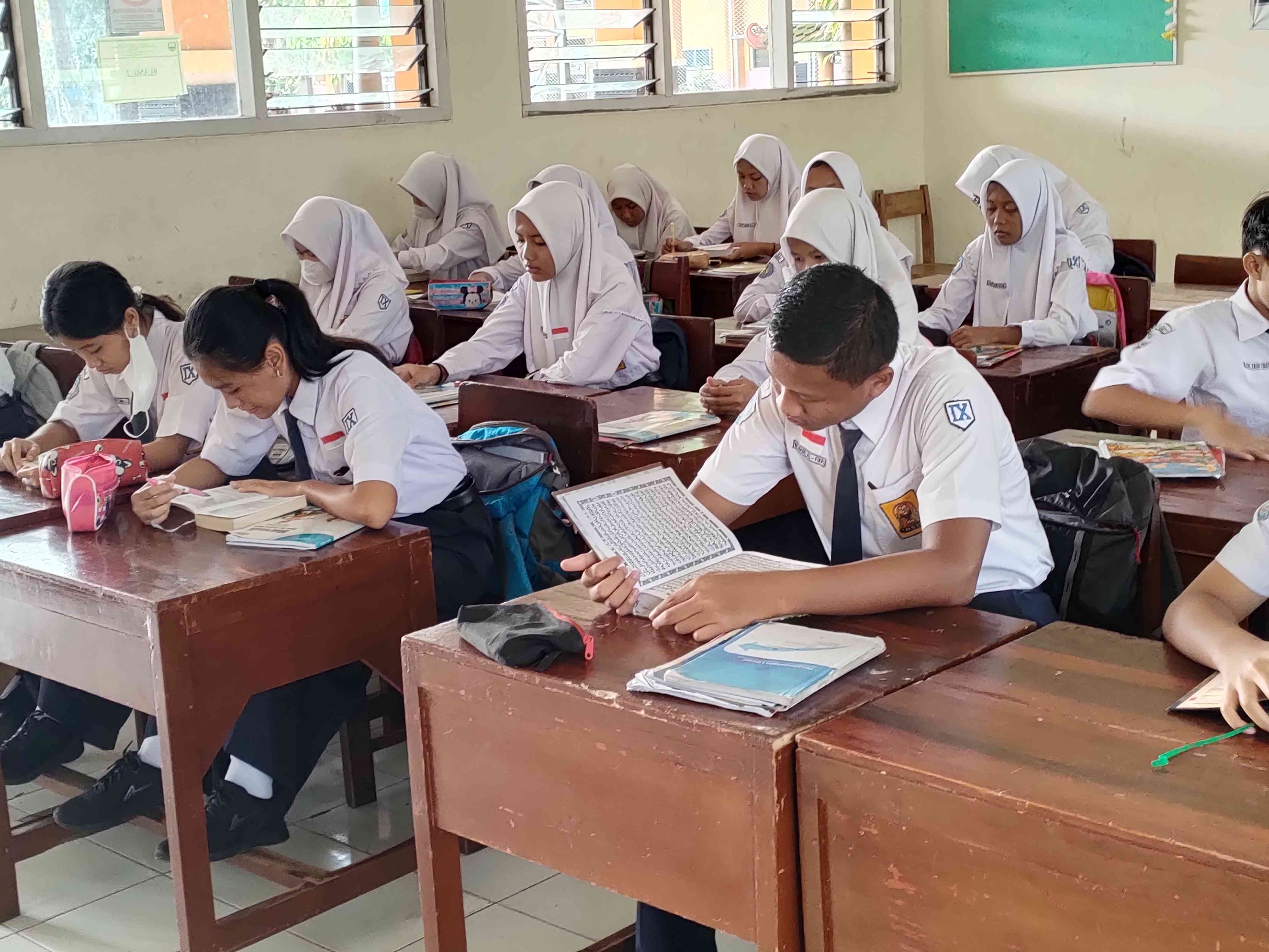 Ilustrasi 1, murid sedang tadarusan di kelas SMP 1 Jati, Kudus, Jawa Tengah, Senin, 27/3/2023. (Dokumentasi pribadi)
