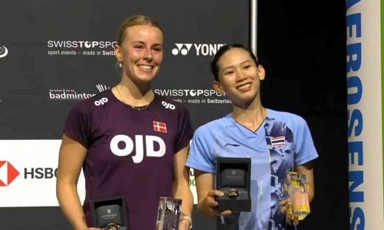 Pornpawee dan Mia di podium tunggal putri Swiss Open 2023: https://twitter.com/BadmintonTalk
