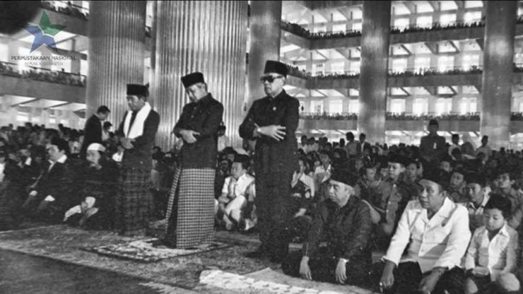 Kala Suharto salat tarawih di Masjid Istiqlal. Sumber foto vo.id 