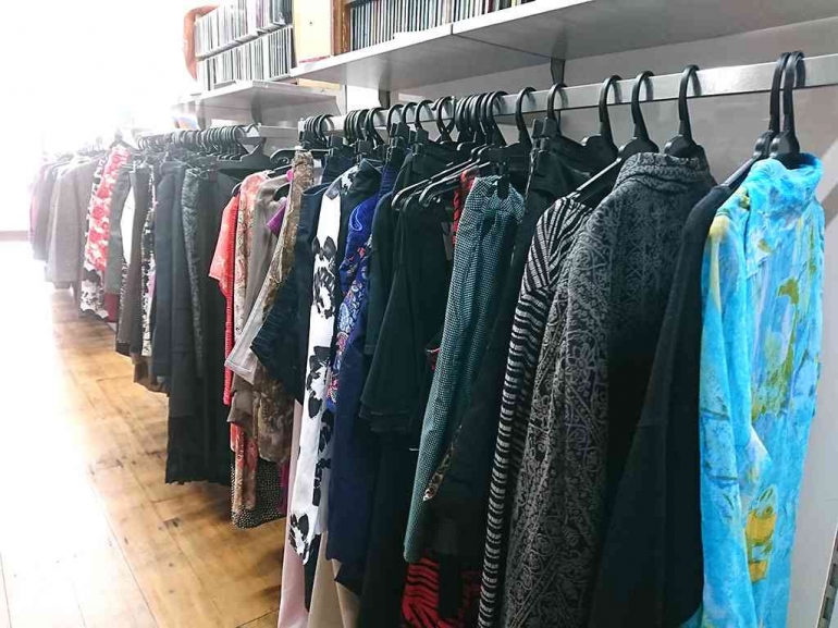 Pakaian bekas dipajang di sebuah toko di Selandia Baru (Foto: Dok. Pribadi)