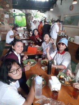Dokpri - kelompok koor wijk 6 menikmati kebersamaan dengan menyantap nasi jamblang