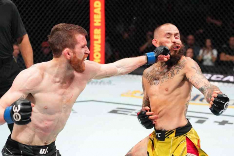 Gambar 1. Cory 'The Sandman' Sandhagen melayangkan pukulan jab ke Marlon 'Chito' Vera (Sumber: Yahoo Sports/ UFC)
