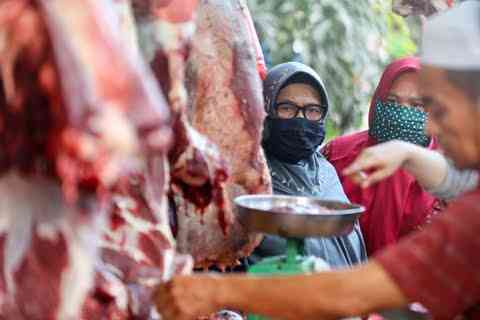 Warga membeli daging Meugang jelang Ramadhan di pasar dadakan di Kota Banda Aceh. Foto: Suparta/acehkini