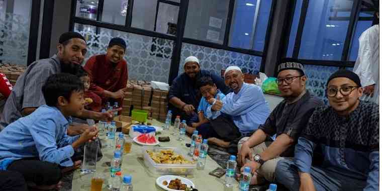 Ustadz Abdurrahman Dani sedang buka puasa bersama Ustadz Subhan Bawazier beserta member MBI (Doc. Kangmox)