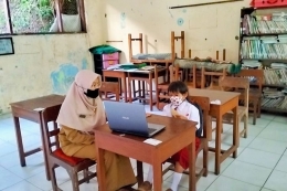 Ilustrasi guru sedang mengajar| KOMPAS.COM/Fristin Intan Sulistyowati