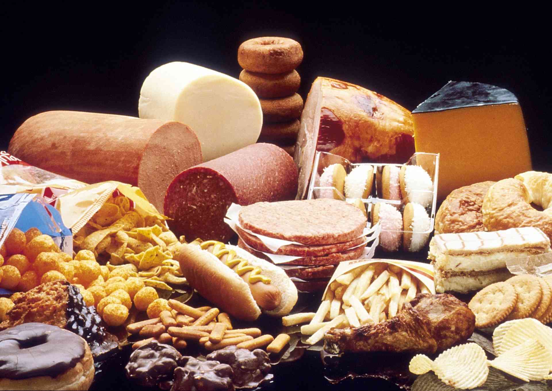Ilustrasi makanan olahan dan makanan mengandung kadar gula tinggi (Sumber: Gambar oleh Welcome to all and thank you for your visit ! dari Pixabay)