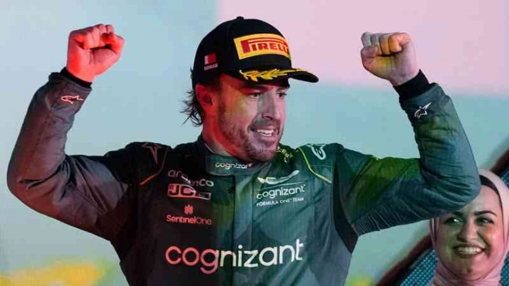 Fernando Alonso pada saat menaiki podium ke-3 di balapan GP Arab Saudi Senin, 20 Maret 2023. Sumber : Moladin.com