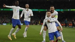 Para pemain prancis merayakan gol yang dictak oleh Benjamin Pavard/reuters