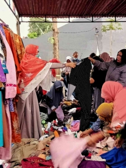 Jumilah-panitia bazar, luwes melayani pembeli/ dok.Era