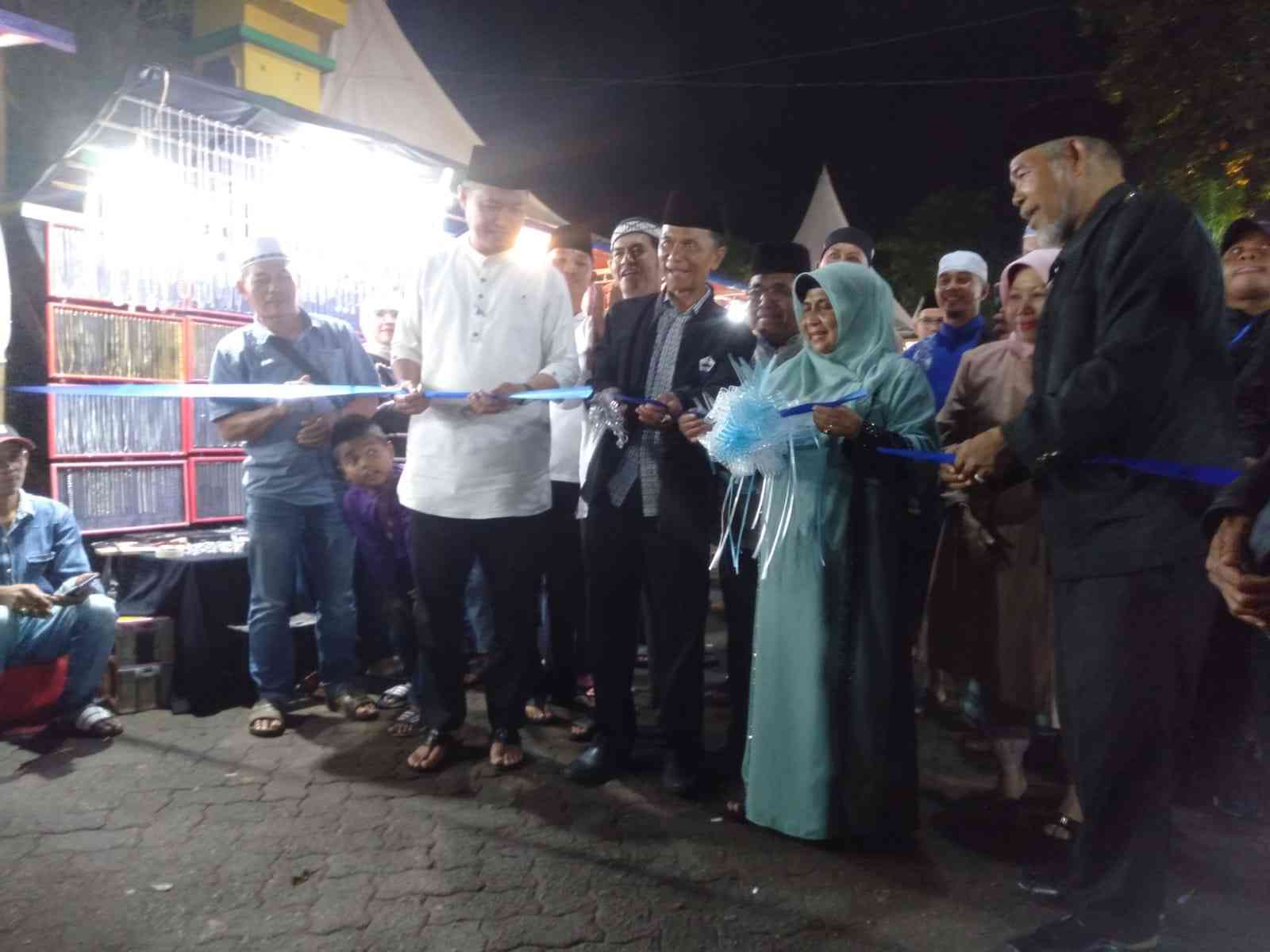 Poto penguntinhan pita pembukaan bazar oleh Wako Tanjungpinang Hj. Rahama, SIP, (Dok. pribadi)