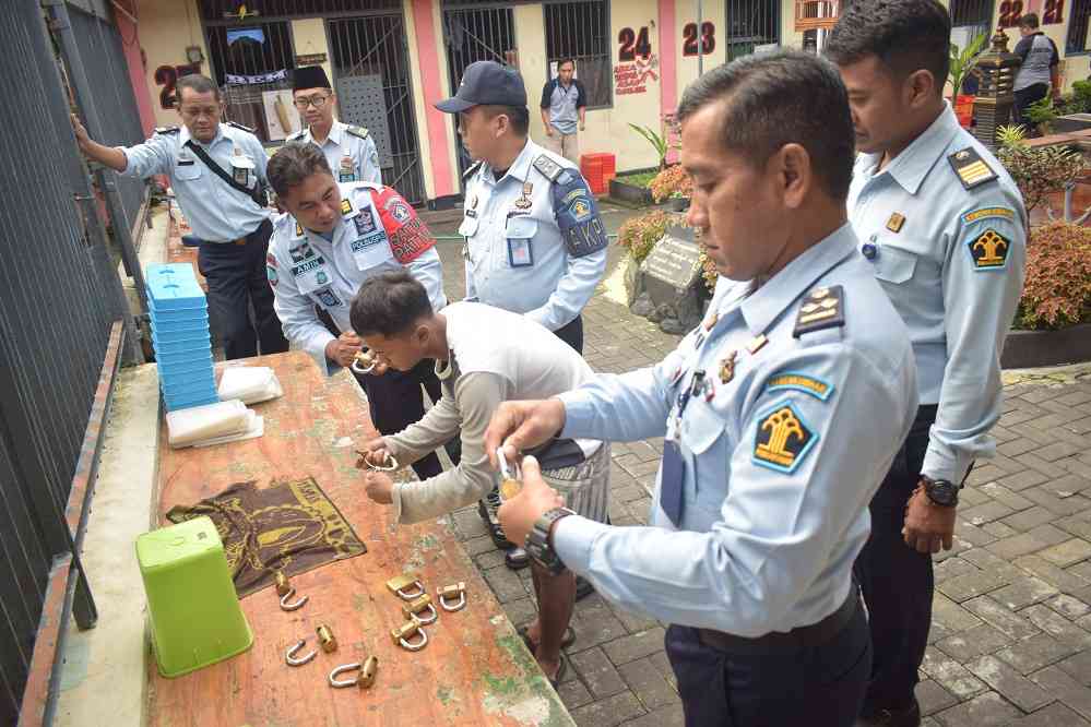 Kamtib-KPLP Lapas Kelas I Malang Rolling Gembok Dan Kunci Tingkatkan ...