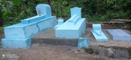 Gambar 7. Kuburan keluarga Raja Mesa dan baru di cat biru ketika anak cucu “Poseryama” (Raja Mesa I) datang pada peresmian gereja (dok. pribadi)