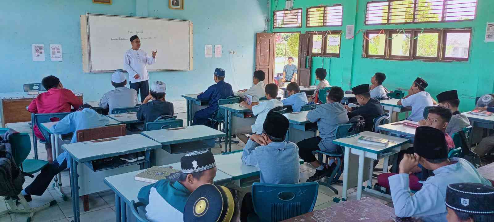 Pak Asse, guru bahasa Inggris mengisi materi dalam peskil di SMP 22 PPU (dokpri)