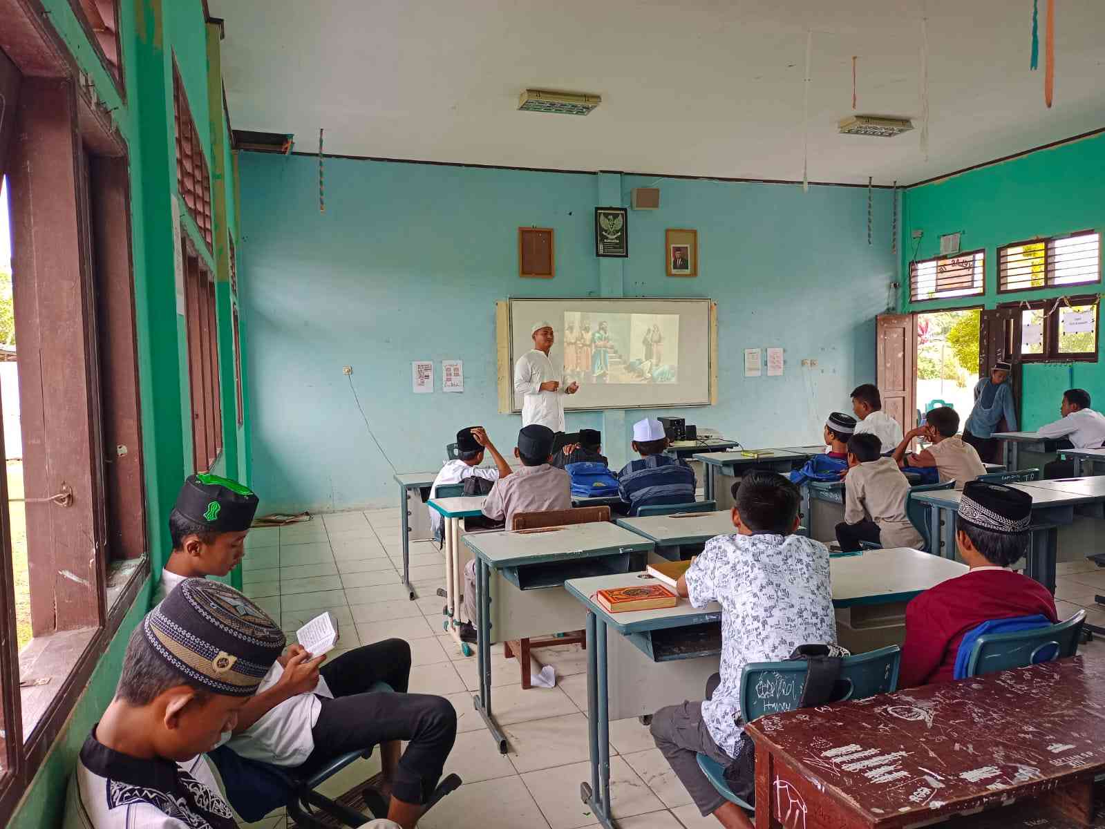 Pak Robby, guru Olah Raga SMP 22 PPU mengisi materi pesantren kilat (dokpri)