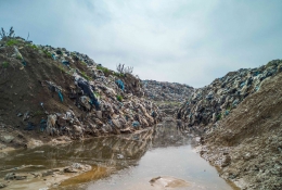 Air limbah yang dibuang ke lingkungan (Pexels.com)