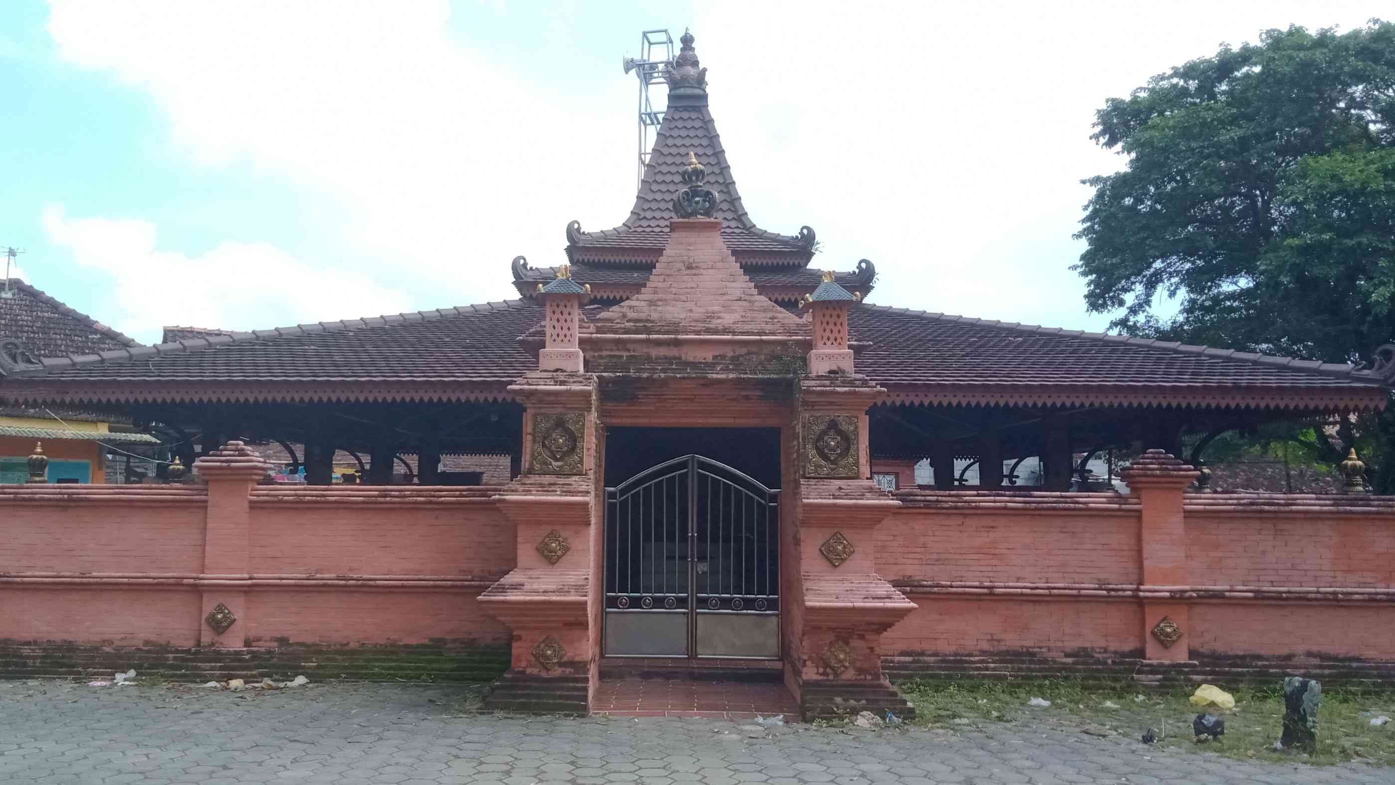 Tampak depan Makam Mbah Panji Kusumo di Desa Bungo, Wedung, Demak. Poto: Sam