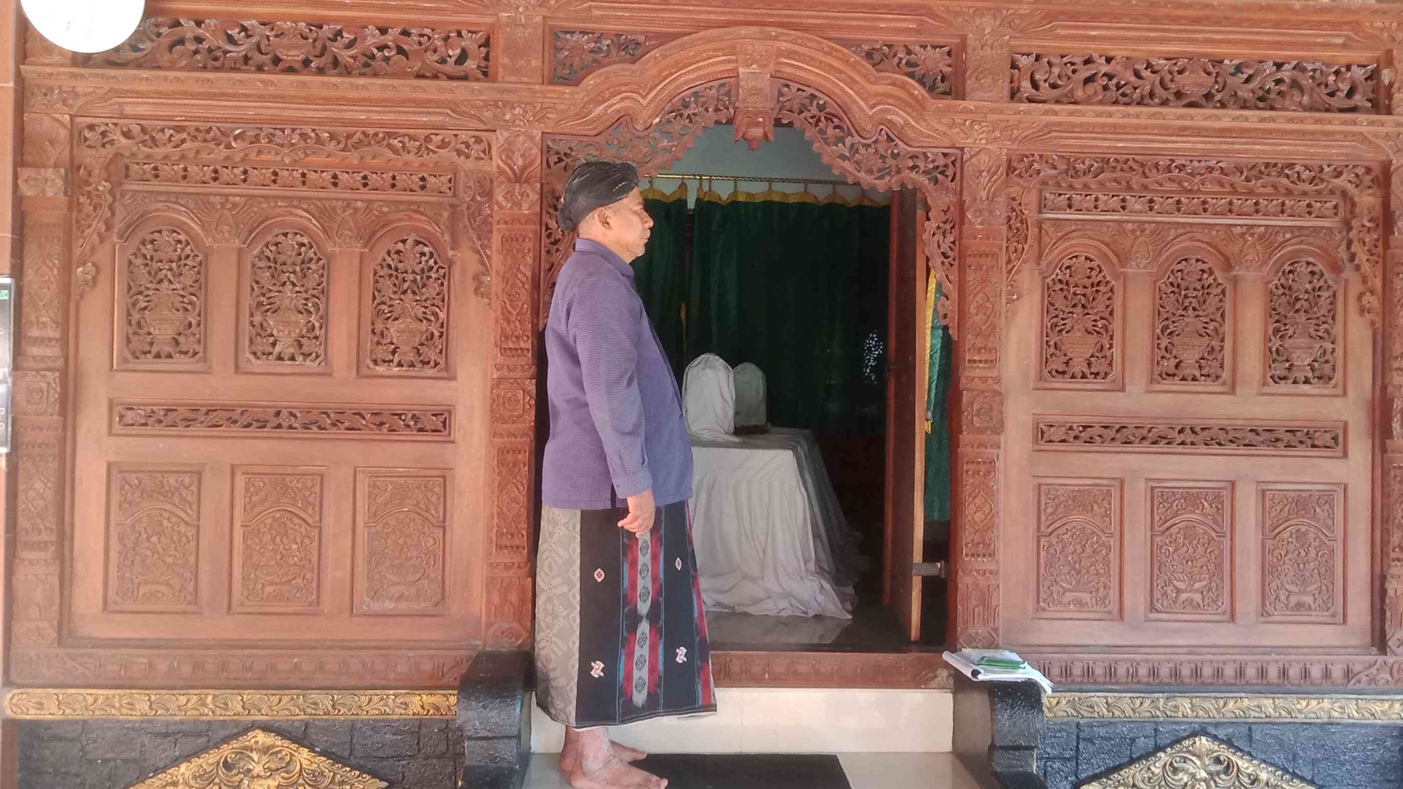 Mbah Muslimin, juru kunci Makam saat membukakan pintu Makam Mbah Panji Kusumo. Poto: Sam