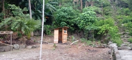 Gambar 4. Toilet yang dibangun di area rumah Keluarga Leunupun tepat di ujung jalan setapak kampung baru menuju tanjakkan ke sumur (dok. pribadi)