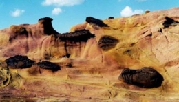 Formasi batuan purba yang unik berwarna kemerahan di Wadu Mea. Foto : genevieveduggan.com