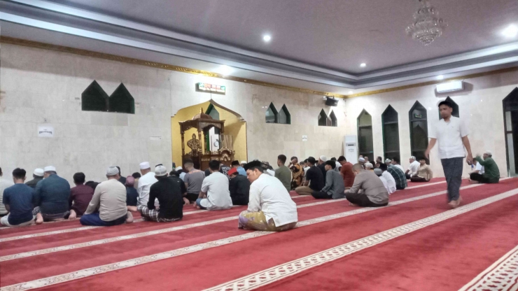 Suasana di dalam salah satu masjid di Makassar (dokumen Pribadi)