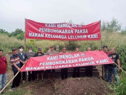 Pemasangan spanduk Penolakan oleh keluarga Ahli Waris (Dokumen/foto Pribadi saya)