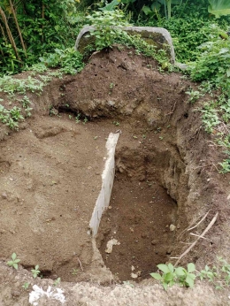 Makam  yang  di Bongkar secara Ilegal (Dokumen/foto pribadi saya?)