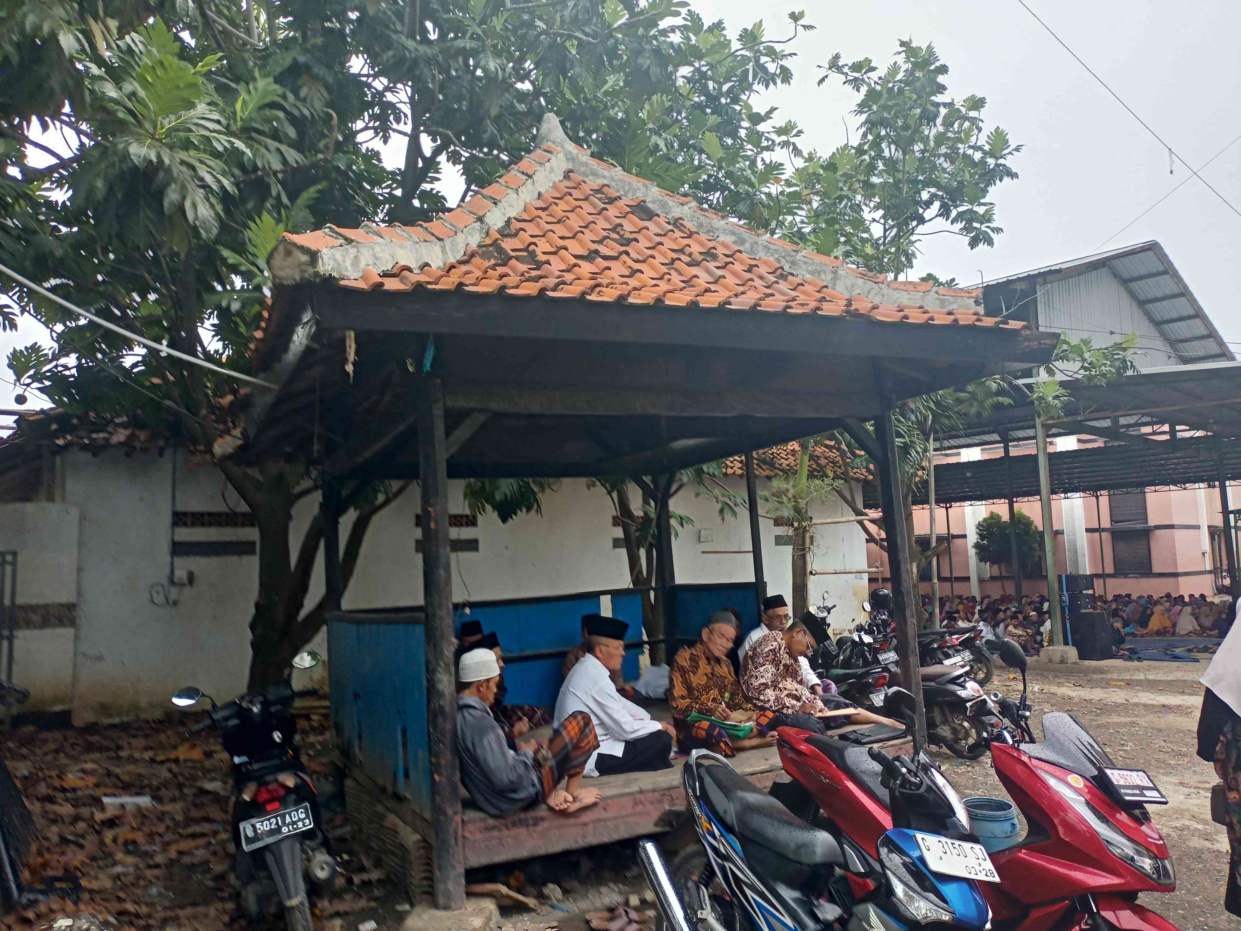 Pos Ngaji, tempat mengaji penulis bersama jamaah lainnya, saat mengikuti ngaji puasanan di PonPes Assalafiyah Luwungragi Brebes.Dokpri.