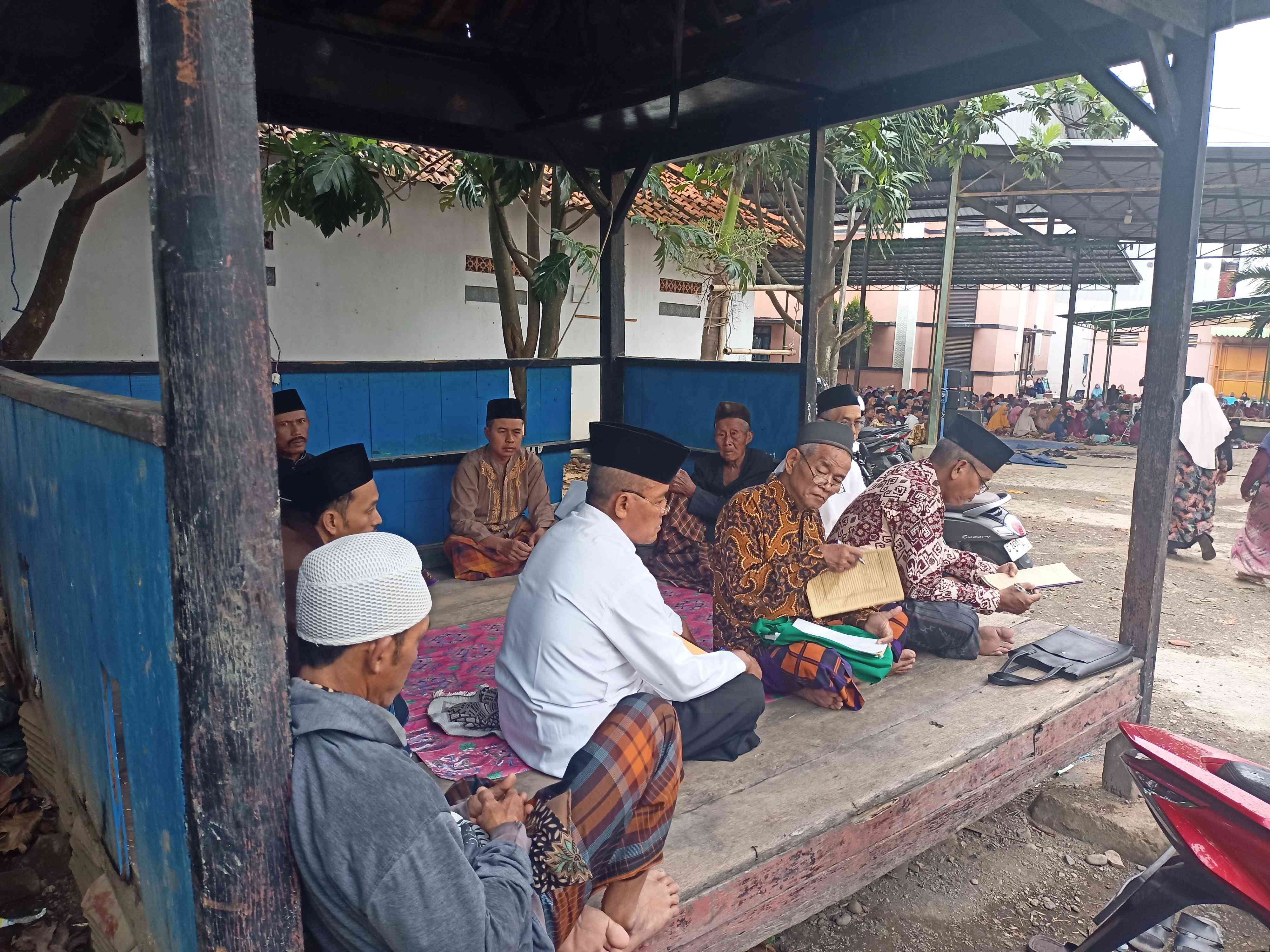 Sahabat penulis di Pos Ngaji. Dokpri.