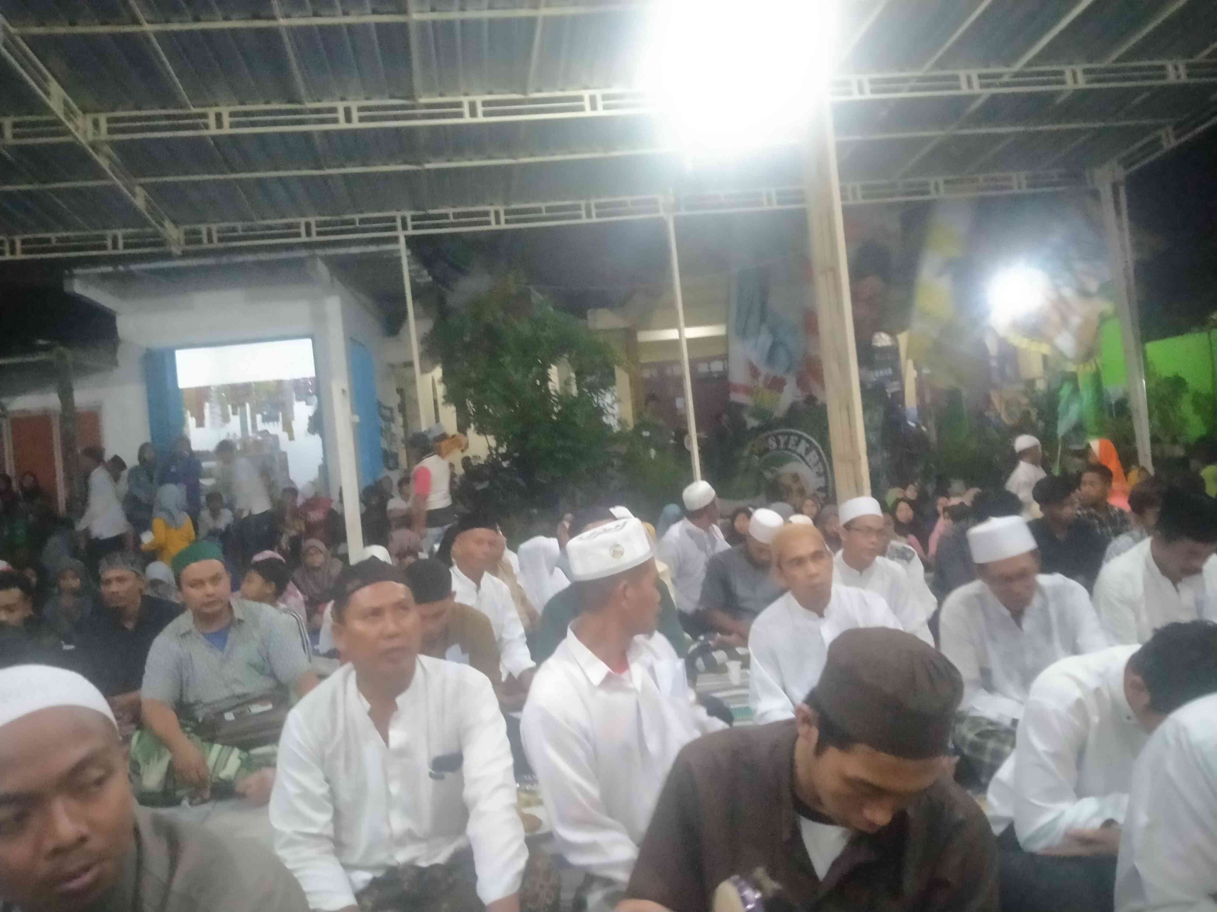 Para jamaah sedang mengikuti pembacaan sholawat nampak di belakang bendera sholawat berkibar (foto dokpri)