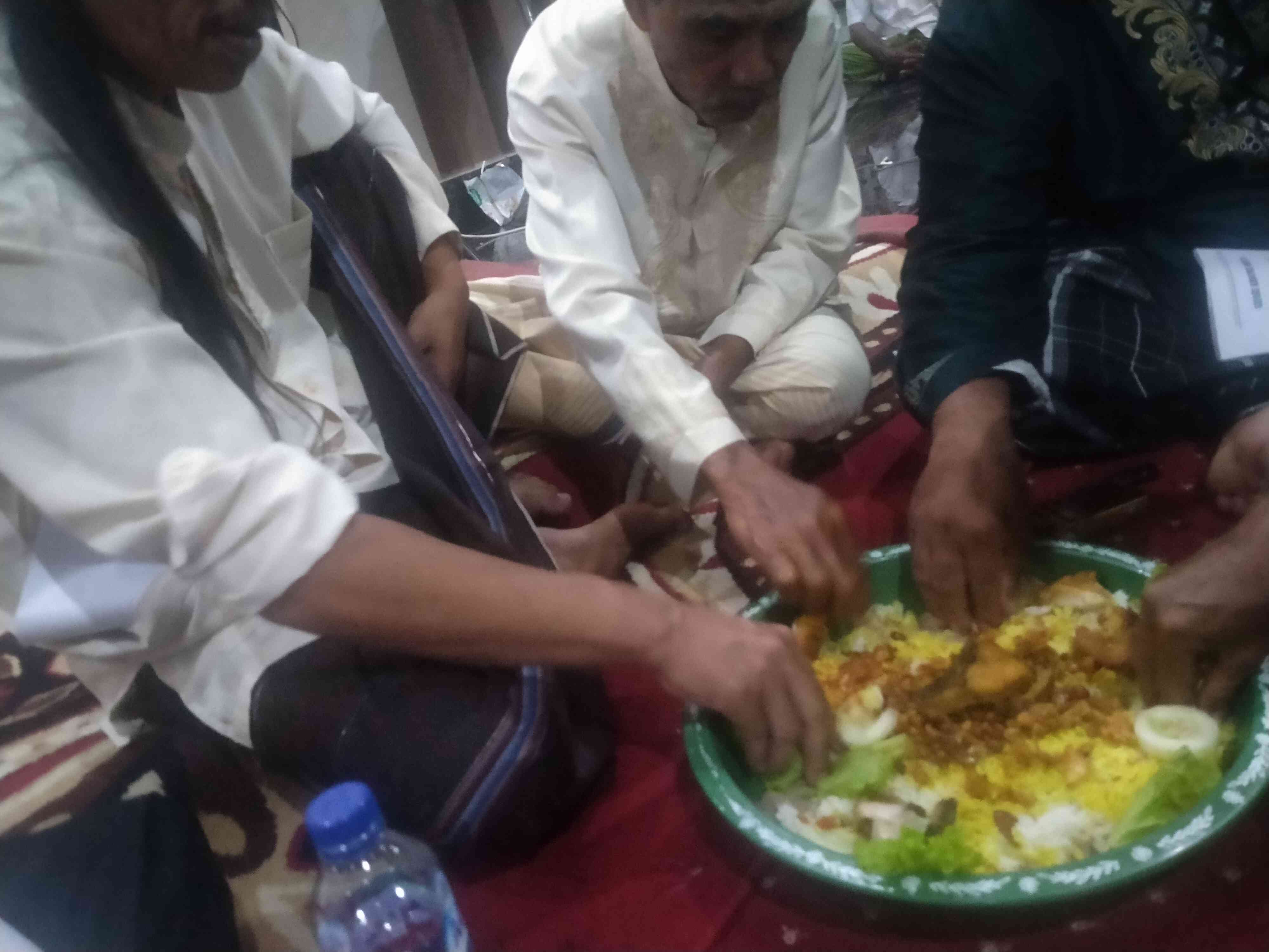 Makan bersama dalam satu wadah (Foto : dokpri)