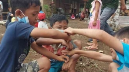 Foto: anak-anak bermain injit-injit semut (thumb.tvonenews.com)