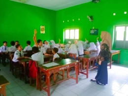 Salah satu peserta PPL Prajabatan di Esenku Manis sedang mengajar. (Foto; Dok/Diq)