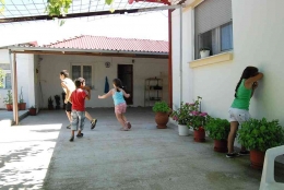 Foto: anak-anak bermain petak umpet (goodnewsfromindonesia.id)