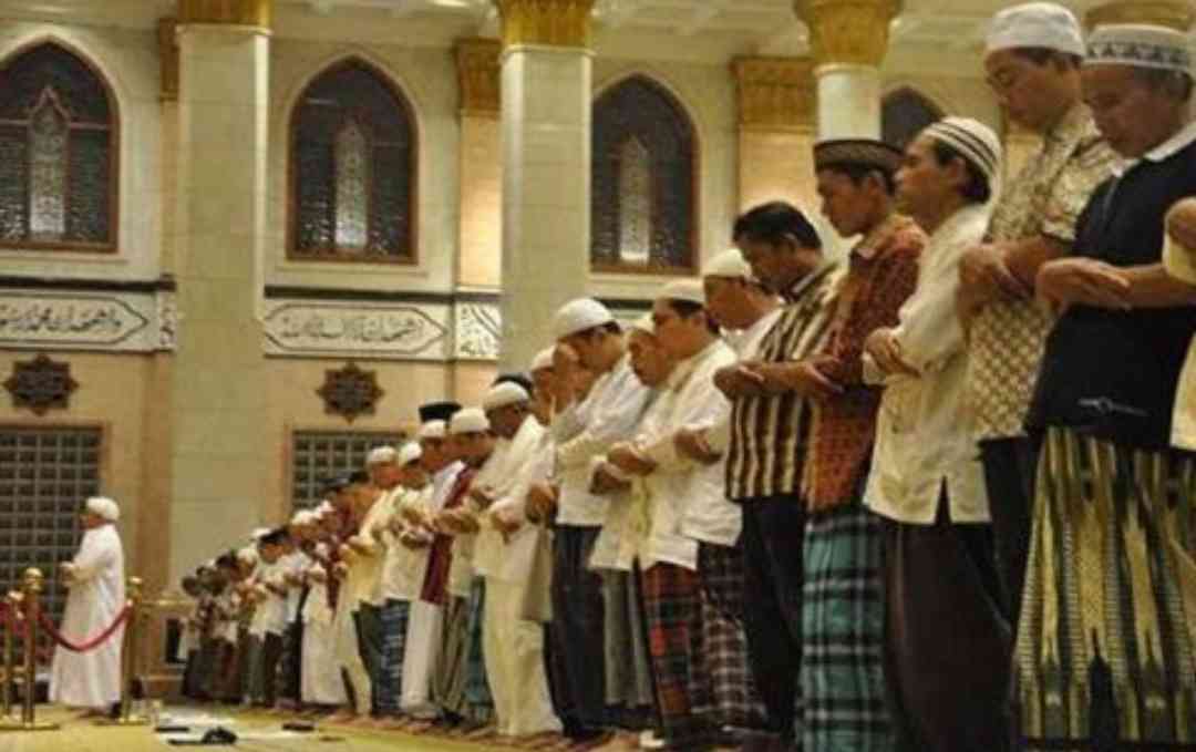 Ilustrasi shalat tarawih berjamaah di masjid (sumber gambar tangkapan layar sindonewa.com)
