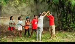 Foto: anak-anak bermain ular naga (media.compas.tv)
