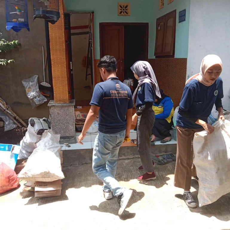 Proses Penimbangan Bank Sampah di RT. 03 RW. 05 Desa Belung Dusun Buntaran. Dokpri