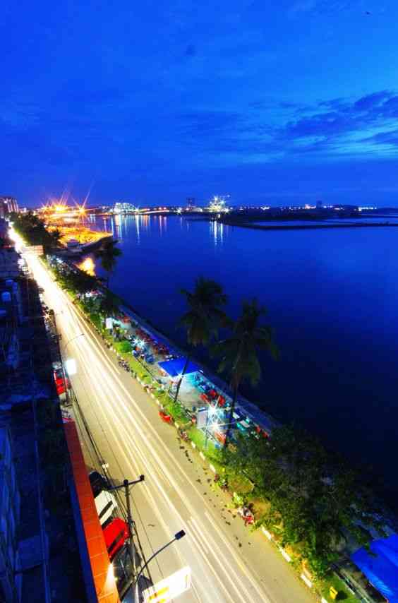 Losari, Makassar pada malam hari by: pinterest.com/Abbas Sandji