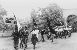 Laskar Hizbullah dalam sebuah parade (sumber: nu.or.id)