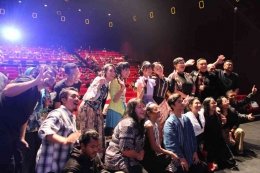 Para cast serta kru film Surga Dibawah Langit di Gala Premiere Film Surga Dibawah Langit (sumber: Pribadi