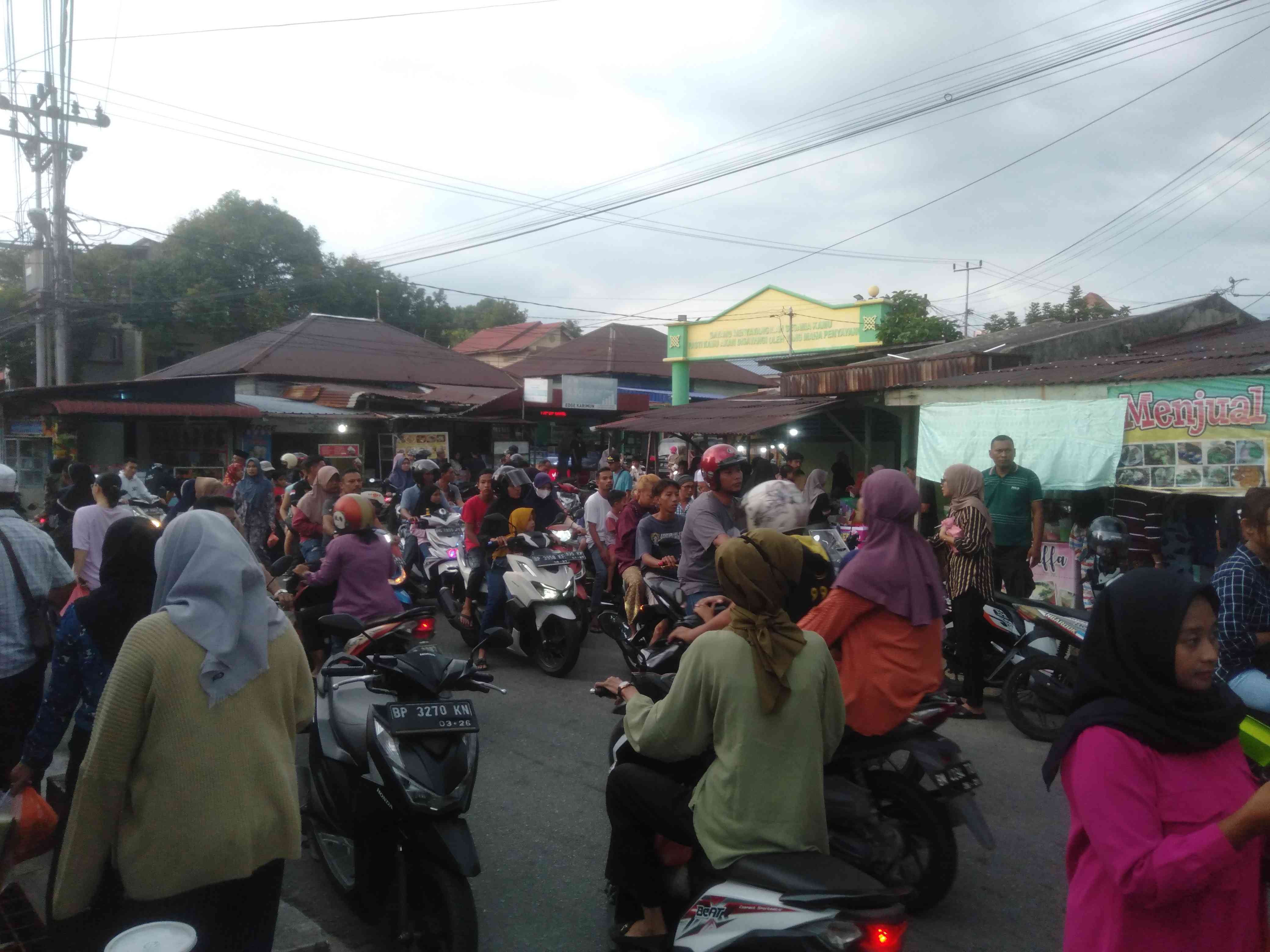 Poto dok. pribadi - suasana Bazar Ramadhan di sudut kota Tanjungbalai Karimun,yang hampir setiap menjelang berbuka ramai di kunjungi pembeli untuk kebutuhan berbuka