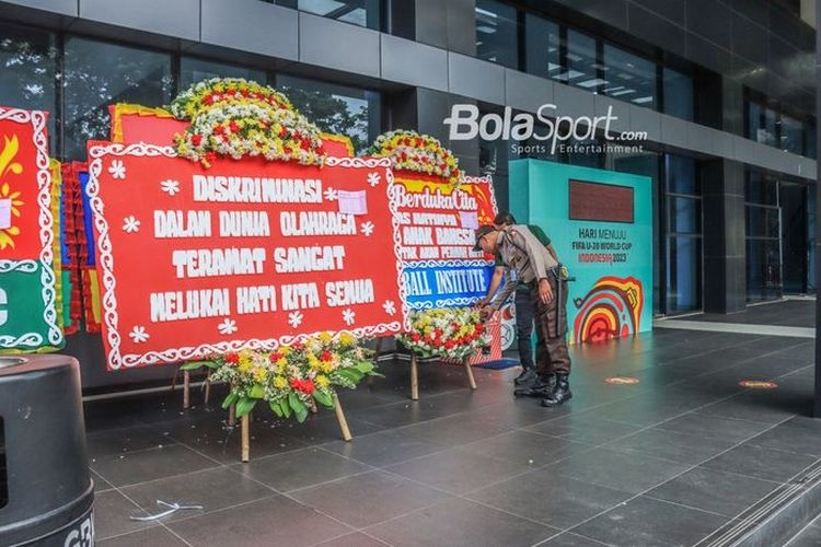 Karangan bunga membanjiri lobi depan kantor PSSI di GBK Arena, Senayan, Jakarta, Kamis (30/3/2023). (Foto: BOLASPORT/MUHAMMAD ALIF AZIZ via kompas.com) 